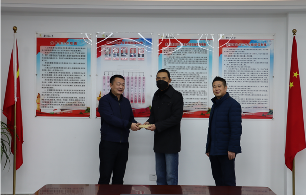 集團(tuán)公司黨委委員、副總經(jīng)理胡新付到公司走訪慰問